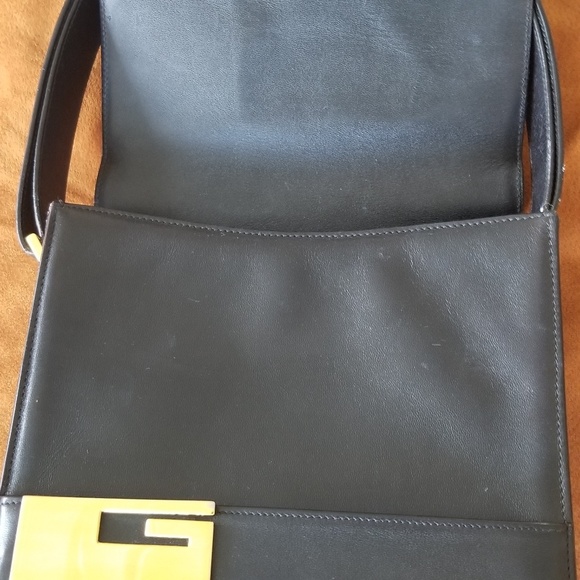 Black leather Gucci shoulder bag